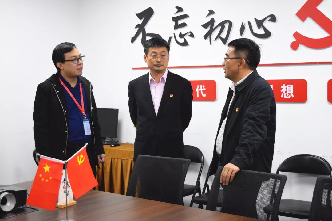 中共安陽(yáng)市委網(wǎng)信辦主任路玉軍、副主任王曉萌等一行人蒞臨安陽(yáng)青峰網(wǎng)絡(luò)指導(dǎo)工作