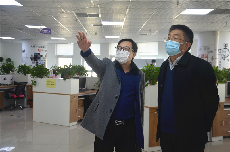 中共安陽市委統(tǒng)戰(zhàn)部副部長、市工商聯(lián)黨組書記郭洪俠一行調研安陽青峰防疫工作和復工復產情況