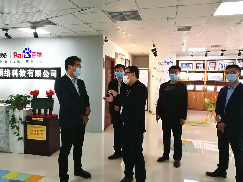 安陽市商務(wù)局副局長張躍勇，攜同天津伍創(chuàng)電子商務(wù)有限公司李富民一行蒞臨安陽青峰網(wǎng)絡(luò)參觀指導(dǎo)??！